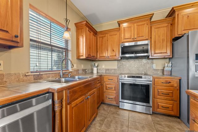 6569 Lakeridge Dr, Zachary, LA 70791