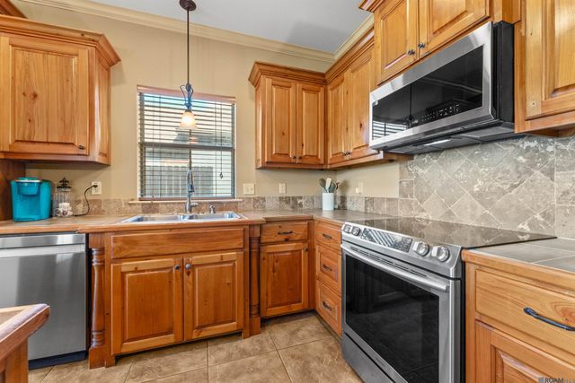 6569 Lakeridge Dr, Zachary, LA 70791