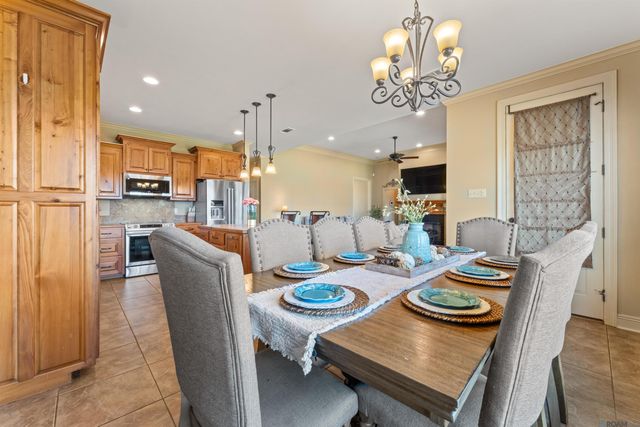 6569 Lakeridge Dr, Zachary, LA 70791