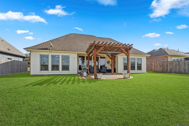 6569 Lakeridge Dr, Zachary, LA 70791