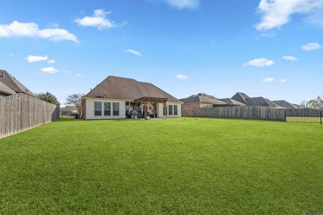 6569 Lakeridge Dr, Zachary, LA 70791