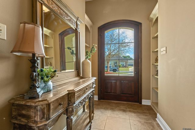 6569 Lakeridge Dr, Zachary, LA 70791