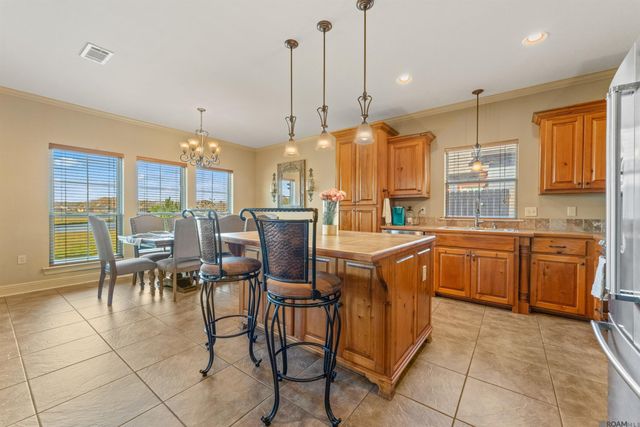 6569 Lakeridge Dr, Zachary, LA 70791