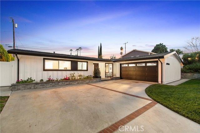 20516 Aetna Street, Woodland Hills (los Angeles), CA 91367