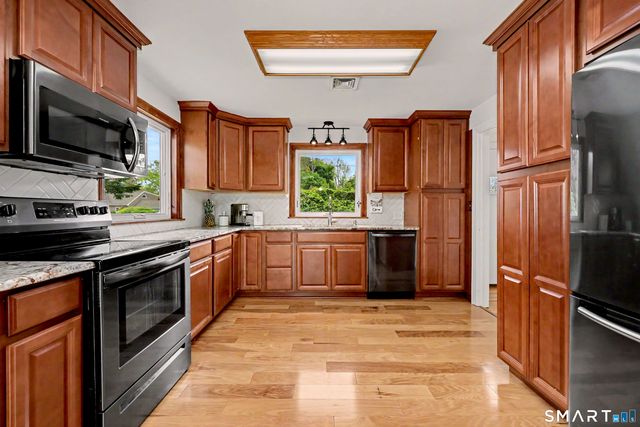 16 Ridgeland Circle, Wallingford, CT 06492