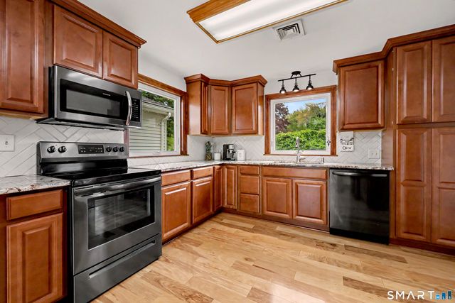 16 Ridgeland Circle, Wallingford, CT 06492