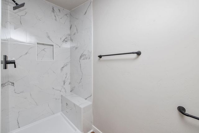 1175 W Maple Street, Exeter, CA 93221