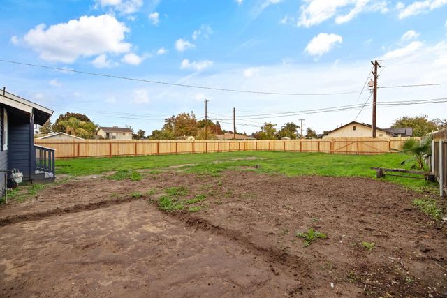 1175 W Maple Street, Exeter, CA 93221