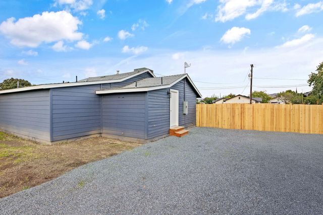 1175 W Maple Street, Exeter, CA 93221