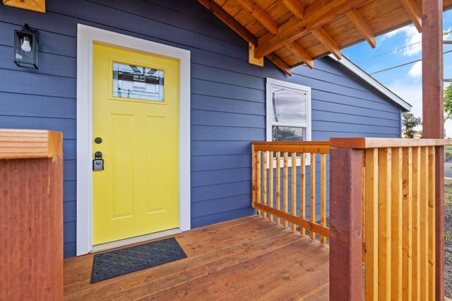 1175 W Maple Street, Exeter, CA 93221