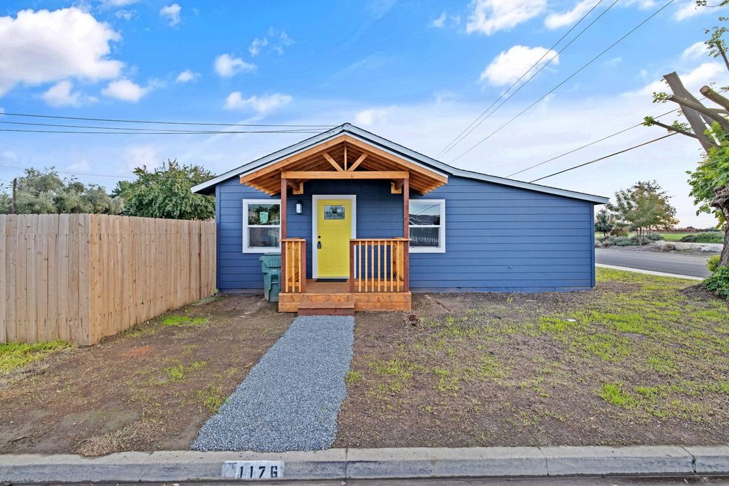 1175 W Maple Street, Exeter, CA 93221