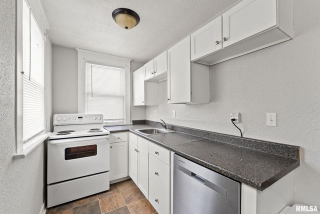 2036 N MAIN Street, Davenport, IA 52803