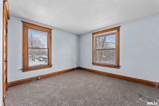 2036 N MAIN Street, Davenport, IA 52803