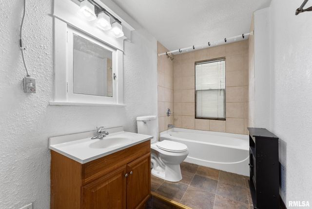 2036 N MAIN Street, Davenport, IA 52803