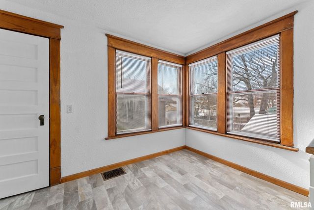 2036 N MAIN Street, Davenport, IA 52803