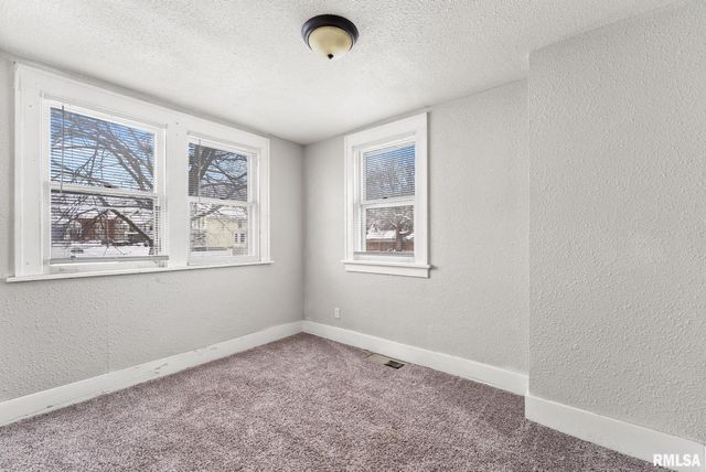 2036 N MAIN Street, Davenport, IA 52803