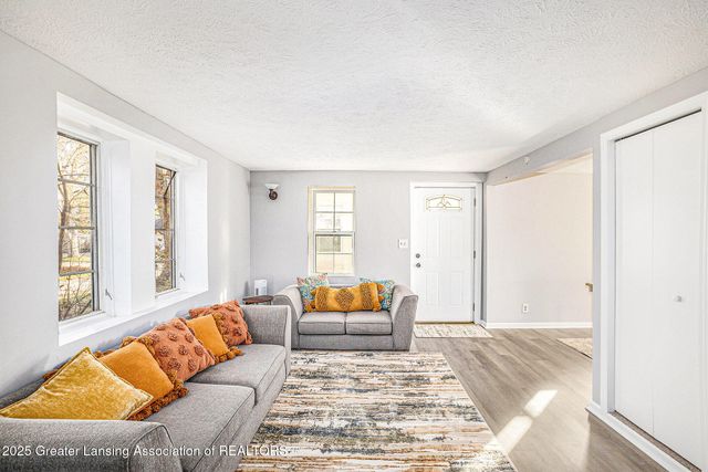 824 Pleasant Street, Grand Ledge, MI 48837