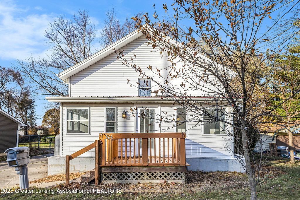 824 Pleasant Street, Grand Ledge, MI 48837