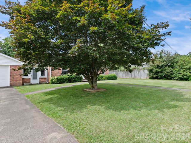 49 Hickory Tree Road, Asheville, NC 28805
