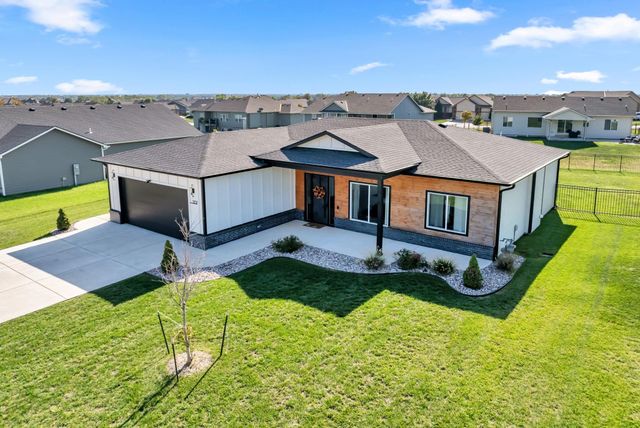5237 N Cambridge, Bel Aire, KS 67226