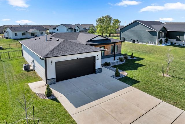 5237 N Cambridge, Bel Aire, KS 67226