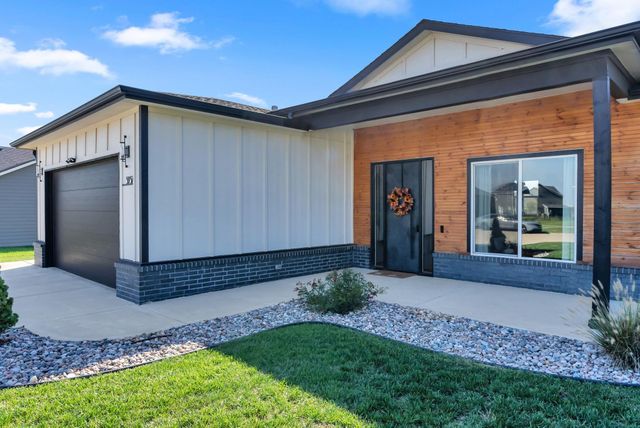 5237 N Cambridge, Bel Aire, KS 67226