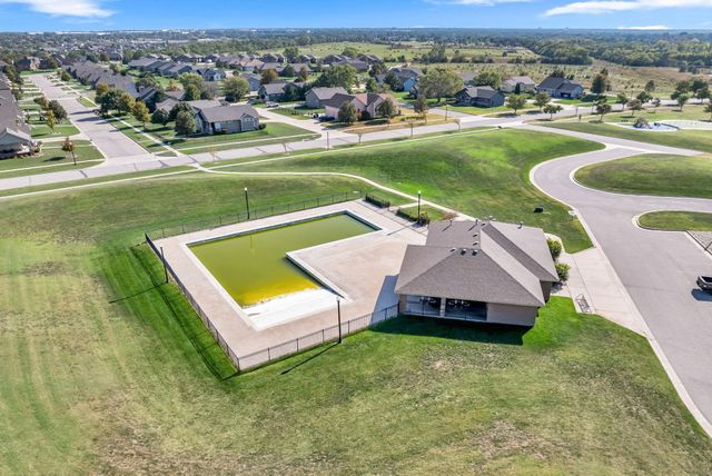 5237 N Cambridge, Bel Aire, KS 67226