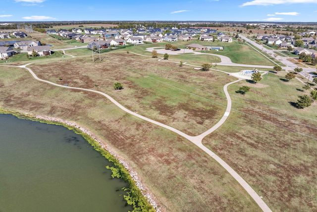 5237 N Cambridge, Bel Aire, KS 67226