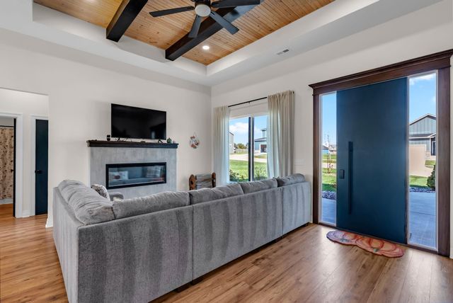 5237 N Cambridge, Bel Aire, KS 67226