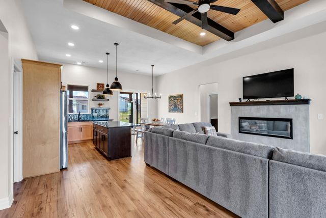 5237 N Cambridge, Bel Aire, KS 67226