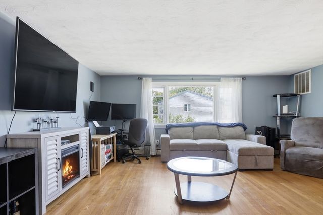 53 Gates Rd, Saugus, MA 01906