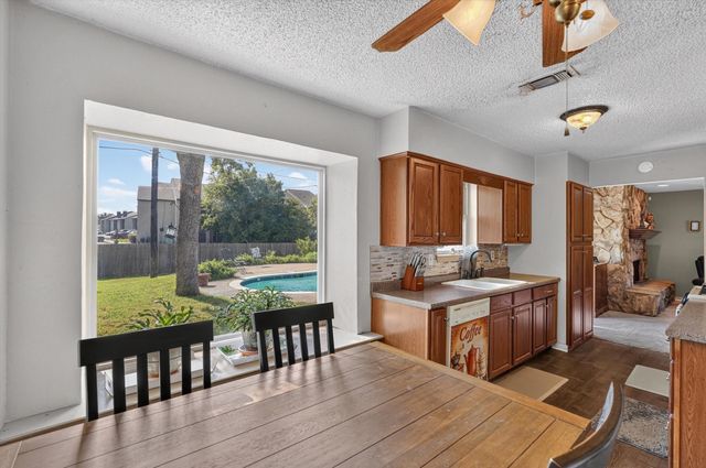 184 Oakhurst Drive, Bedford, TX 76022