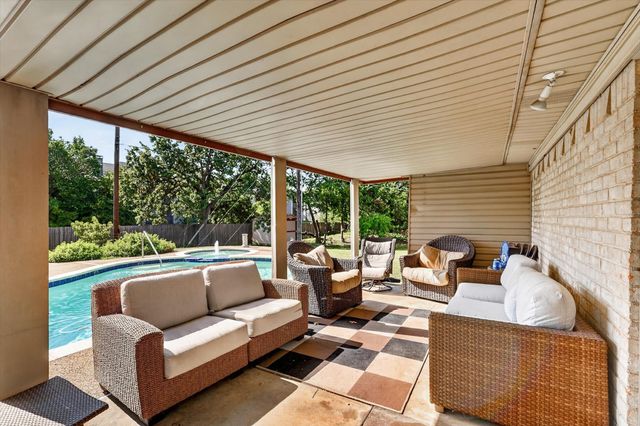 184 Oakhurst Drive, Bedford, TX 76022