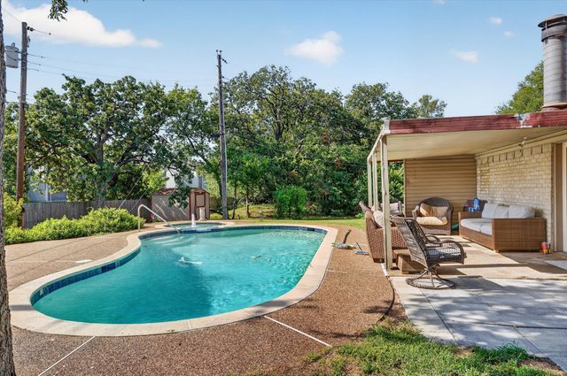 184 Oakhurst Drive, Bedford, TX 76022