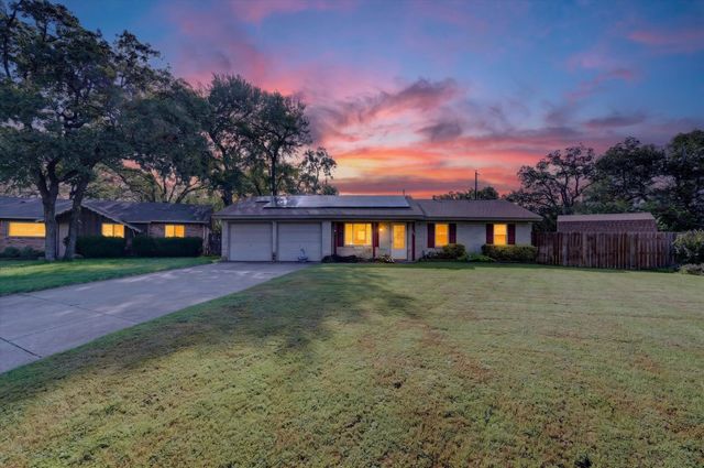184 Oakhurst Drive, Bedford, TX 76022