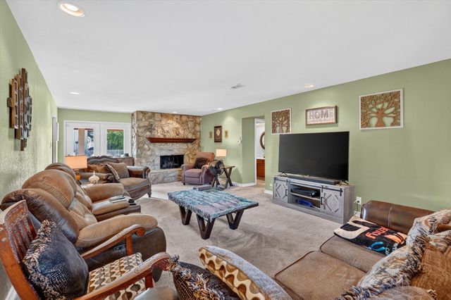 184 Oakhurst Drive, Bedford, TX 76022