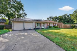 184 Oakhurst Drive, Bedford, TX 76022
