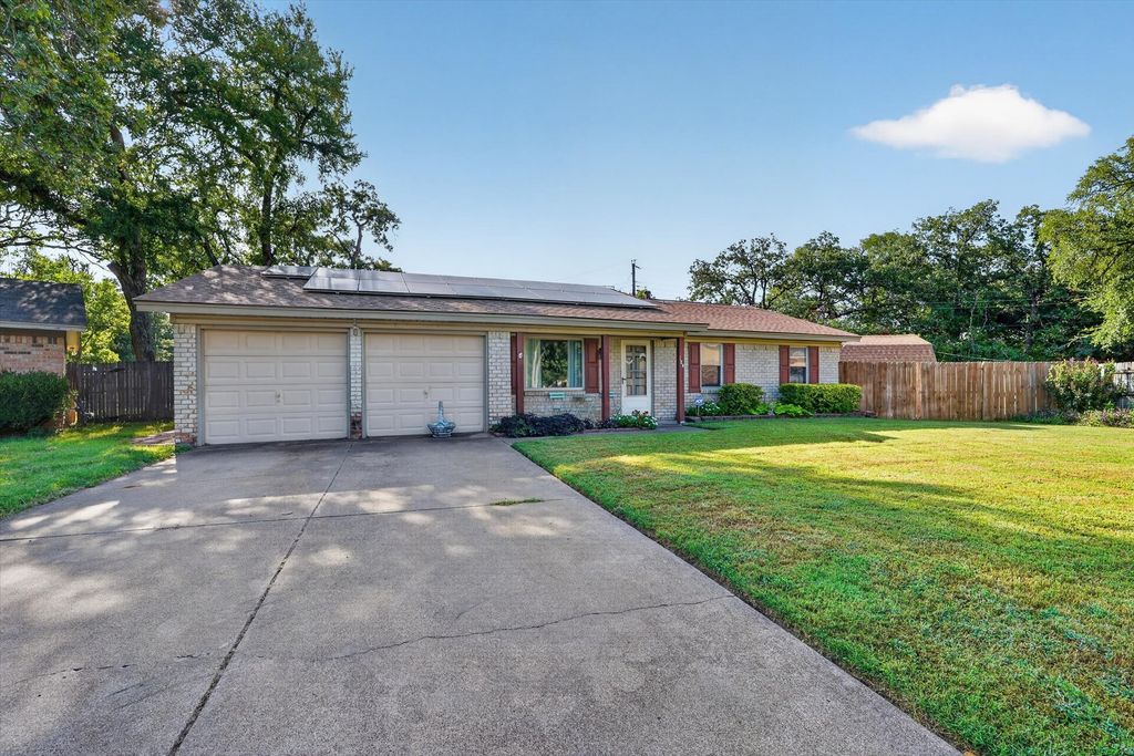 184 Oakhurst Drive, Bedford, TX 76022