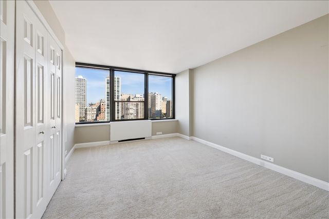 1560 N Sandburg Terrace 1808, Chicago, IL 60610