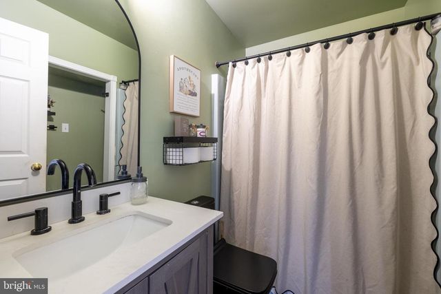 15 SCHOOL HOUSE LN, Lititz, PA 17543