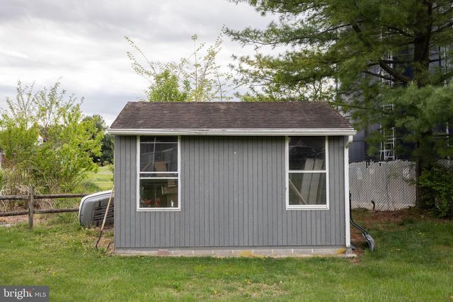 15 SCHOOL HOUSE LN, Lititz, PA 17543