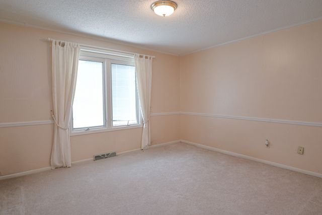 9627 Lincoln Avenue, Clive, IA 50325