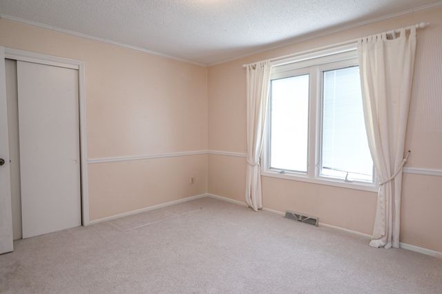 9627 Lincoln Avenue, Clive, IA 50325