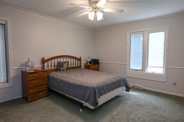 9627 Lincoln Avenue, Clive, IA 50325