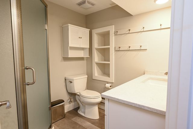 9627 Lincoln Avenue, Clive, IA 50325