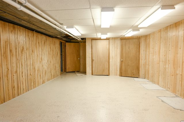 9627 Lincoln Avenue, Clive, IA 50325