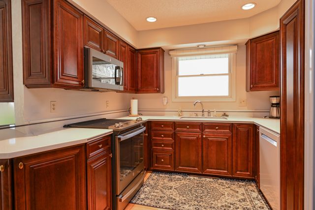 9627 Lincoln Avenue, Clive, IA 50325