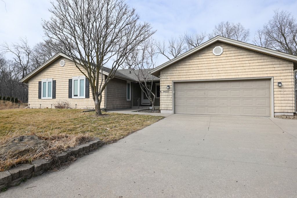 9627 Lincoln Avenue, Clive, IA 50325