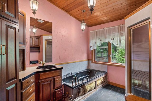 S106W17280 Muskego Dam DRIVE, Muskego, WI 53150