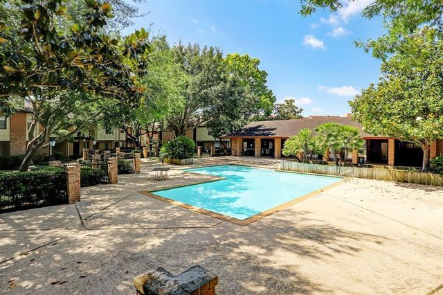 2592 Bering, Houston, TX 77057
